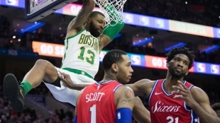 Marcus Morris machacando el aro de los Sixers