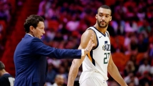 Quin Snyder, entrenador de Utah Jazz, junto a Rudy Gobert.