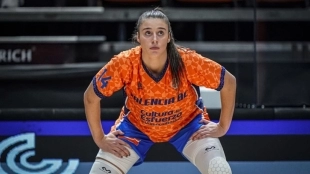 Raquel Carrera, con la camiseta del Valencia Basket.
