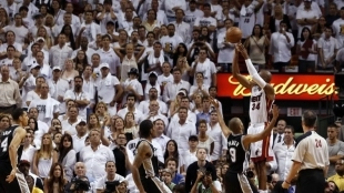 Ray Allen convierte el tiro decisivo contra los San Antonio Spurs