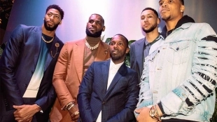 Paul posando con algunas de las estrellas que representa. Foto: Klutch Sports