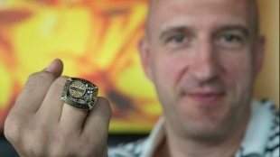 Richard Petruska, con su anillo de campeón de la NBA.