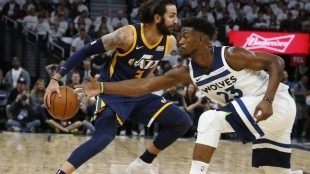 Ricky Rubio penetra ante Jimmy Butler. 