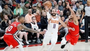 Ricky Rubio ataca a Damian Lillard en un Suns-Blazers de la presente temporada.