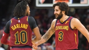 Darius Garland y Ricky Rubio, con la camiseta de Cleveland Cavaliers. 