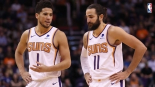 Devin Booker y Ricky Rubio, en un duelo de la pasada temporada de los Phoenix Suns.