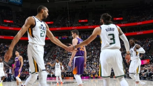 Rudy Gobert y Ricky Rubio, frente a los Suns. Foto: @NBA