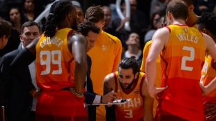 Ricky Rubio, escuchando a su entrenador junto a sus compañeros.