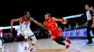 Ricky Rubio, frente a Kevin Durant en el USA vs. España.