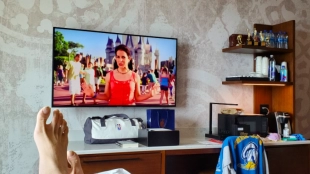 Imagen de la cuenta de Twitter de Robin López, jugador de Milwaukee Bucks, viendo la tele desde su cama en Orlando.