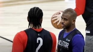 Kawhi Leonard hablando con Chris Paul en un All-Star.