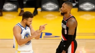 Stephen Curry y Damian Lillard en un partido de la NBA.