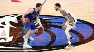 Luka Doncic contra Lonzo Ball en un partido.