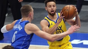 Stephen Curry contra Kristaps Porzingis en un partido.