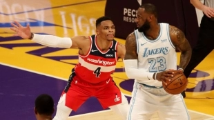 Russell Westbrook, frente a LeBron James, futuro compañero en Los Angeles Lakers.