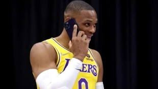 Russell Westbrook con su nueva camiseta de Los Ángeles Lakers "Foto: Fansided"
