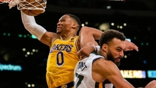 Russell Westbrook, frente a Rudy Gobert, en un partido de la temporada 2021/22.