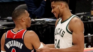 Russell Westbrook, jugador de Washington Wizards, y Giannis Antetokounmpo, jugador de Milwaukee Bucks.