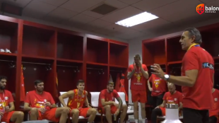 Sergio Scariolo y sus jugadores tras ganar el Oro. 
