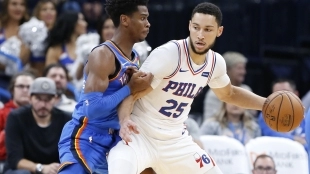 Shai Gilgeous-Alexander, jugador de Oklahoma City Thunder, frente a Ben Simmons.