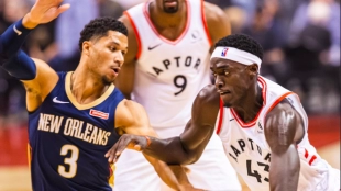 Pascal Siakam ataca el aro rival ante Josh Hart en el Raptors-Hornets.