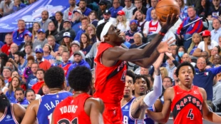 Pascal Siakam, anotando una canasta ante los Sixers. 