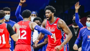 Joel Embiid y Tobias Harris, las estrellas de los Sixers en el triunfo ante los Lakers.