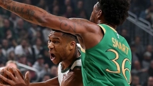 Giannis Antetokounmpo y Marcus Smart durante el partido.