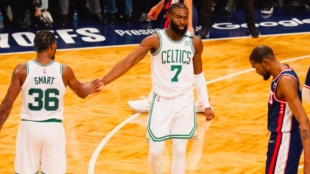 Marcus Smart, Jaylen Brown y Kevin Durant.