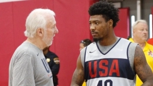 Gregg Popovich junto a Marcus Smart en uno de los entrenamientos de EEUU.