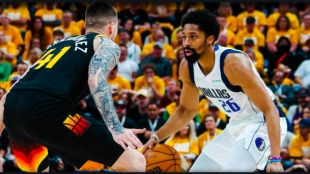 Spencer Dinwiddie, ante Juancho Hernangómez, en el Mavs-Jazz.