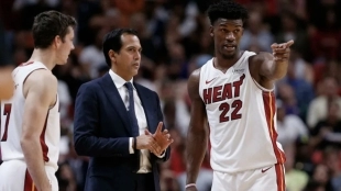 Eric Spoelstra alaba a Jimmy Butler. Foto: gettyimages