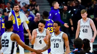 Los Spurs, celebrando la victoria ante los Warriors.