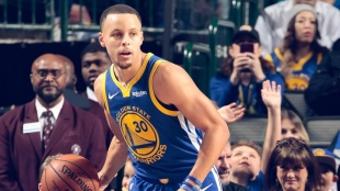 Stephen Curry realizó un gran partido ante los Mavs.