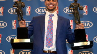 Stephen Curry posa con sus dos trofeos de MVP "Foto: NBA.com"