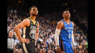 Stephen Curry, junto a Russell Westbrook en un Warriors-Thunder.