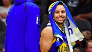 Stephen Curry, satisfecho en una imagen ante los Hawks.