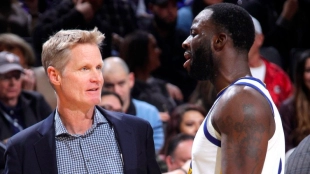 Steve Kerr conversa con Draymond Green durante un partido.