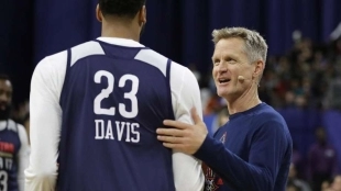Steve Kerr, junto a Anthony Davis. 