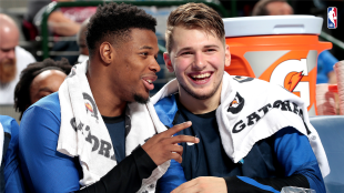 Dennis Smith Jr y Luka Doncic, jugadores de los Mavs