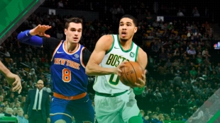 Jayson Tatum ataca ante Mario Hezonja en el Knicks-Celtics.