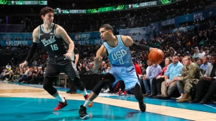 Tatum intenta anotar ante la oposición de Osman.