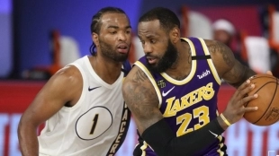 TJ Warren y LeBron James durante el encuentro.