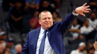 Tom Thibodeau no seguirá dirigiendo a los Wolves.