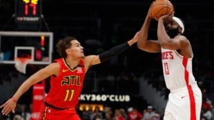 Trae Young y James Harden, jugadores de Atlanta Hawks y Houston Rockets.