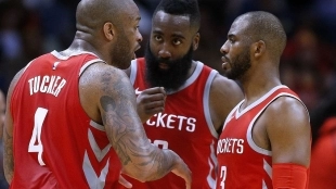 Tucker, Harden y Paul hablando durante un partido