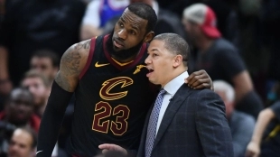 Tyronn Lue no estará al lado de LeBron James.