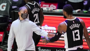 Ty Lue y Paul George, en un partido de los Clippers.