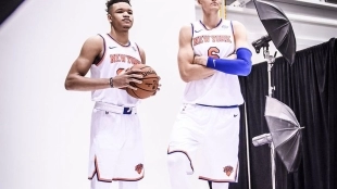 Kevin Knox y Kristaps Porzingis, jugadores de los Knicks