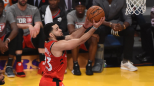 VanVleet, entrando a canasta en el Staples Center.